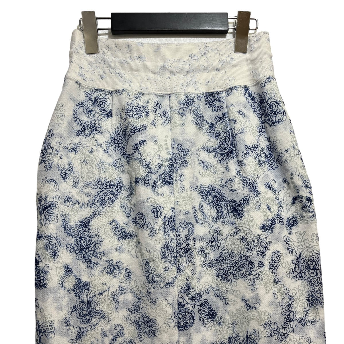 マメクロゴウチの24SS Floral Flock Printed Fleece Lining Skirt 総柄スカートです。 mame kurogouchi ボトムス 古着・中古アイテム