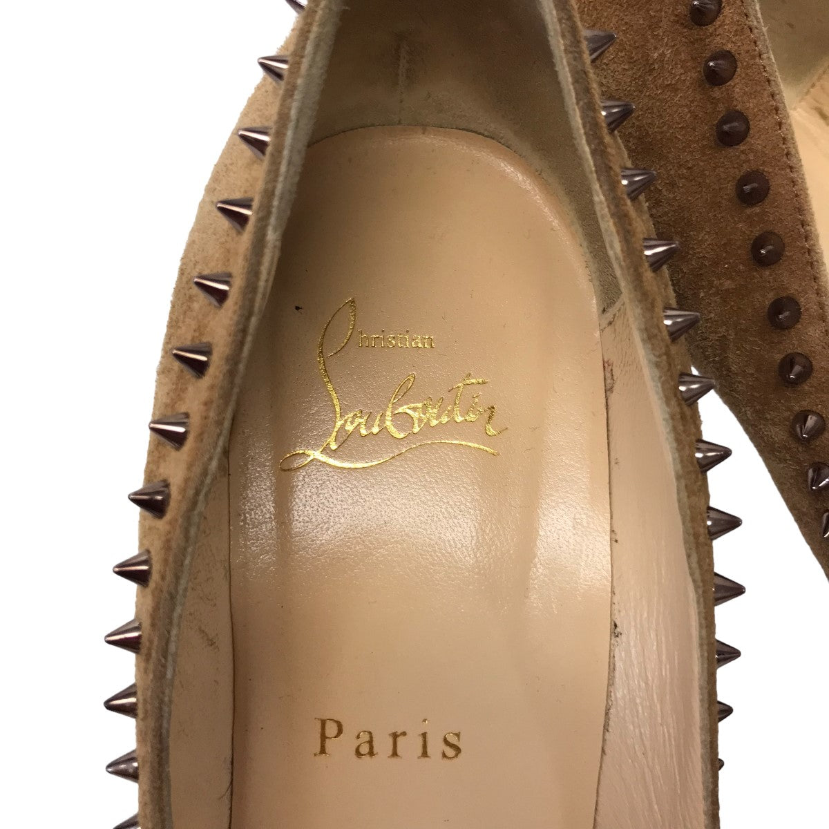 Christian Louboutin(クリスチャンルブタン) スタッズスウェードパンプス ベージュ サイズ 37  1/2｜【公式】カインドオルオンライン ブランド古着・中古通販【kindal】