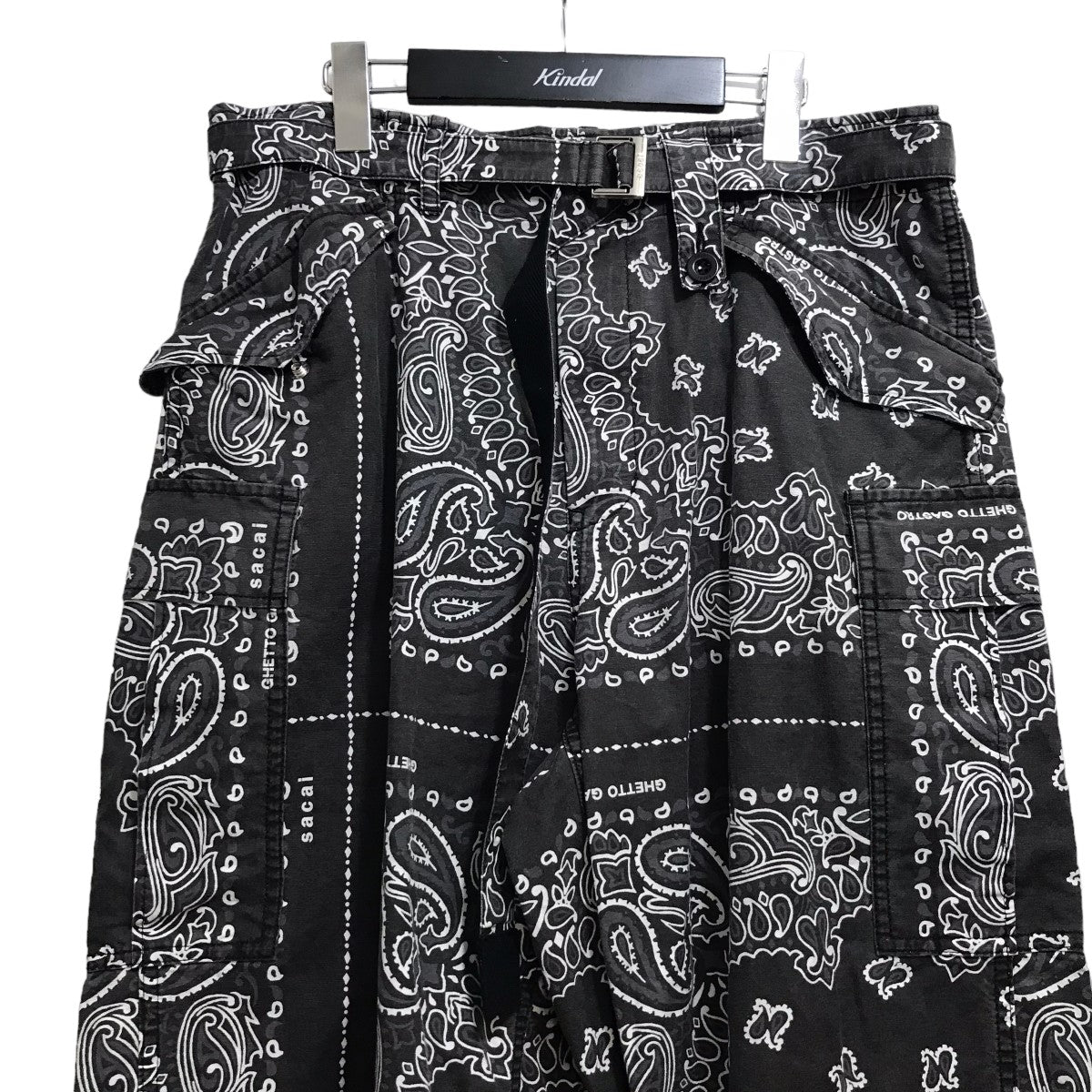 sacai(サカイ) 23SS Ghetto Gastro Bandana Print Pants バンダナプリントパンツ 23-0640S グレー  サイズ 2｜【公式】カインドオルオンライン ブランド古着・中古通販【kindal】