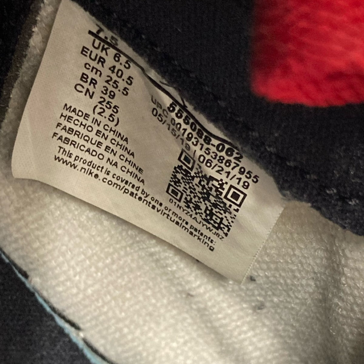 ナイキのRETRO HIGH OG BLOODLINE ハイカットスニーカー 555088-062です。 NIKE シューズ 古着・中古アイテム