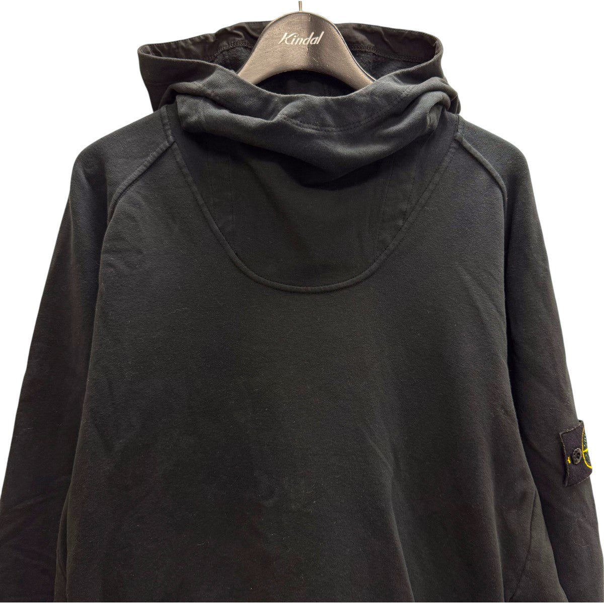 ストーンアイランドのパッチ付きフーディです。 STONE ISLAND 古着・中古 トップス アイテム