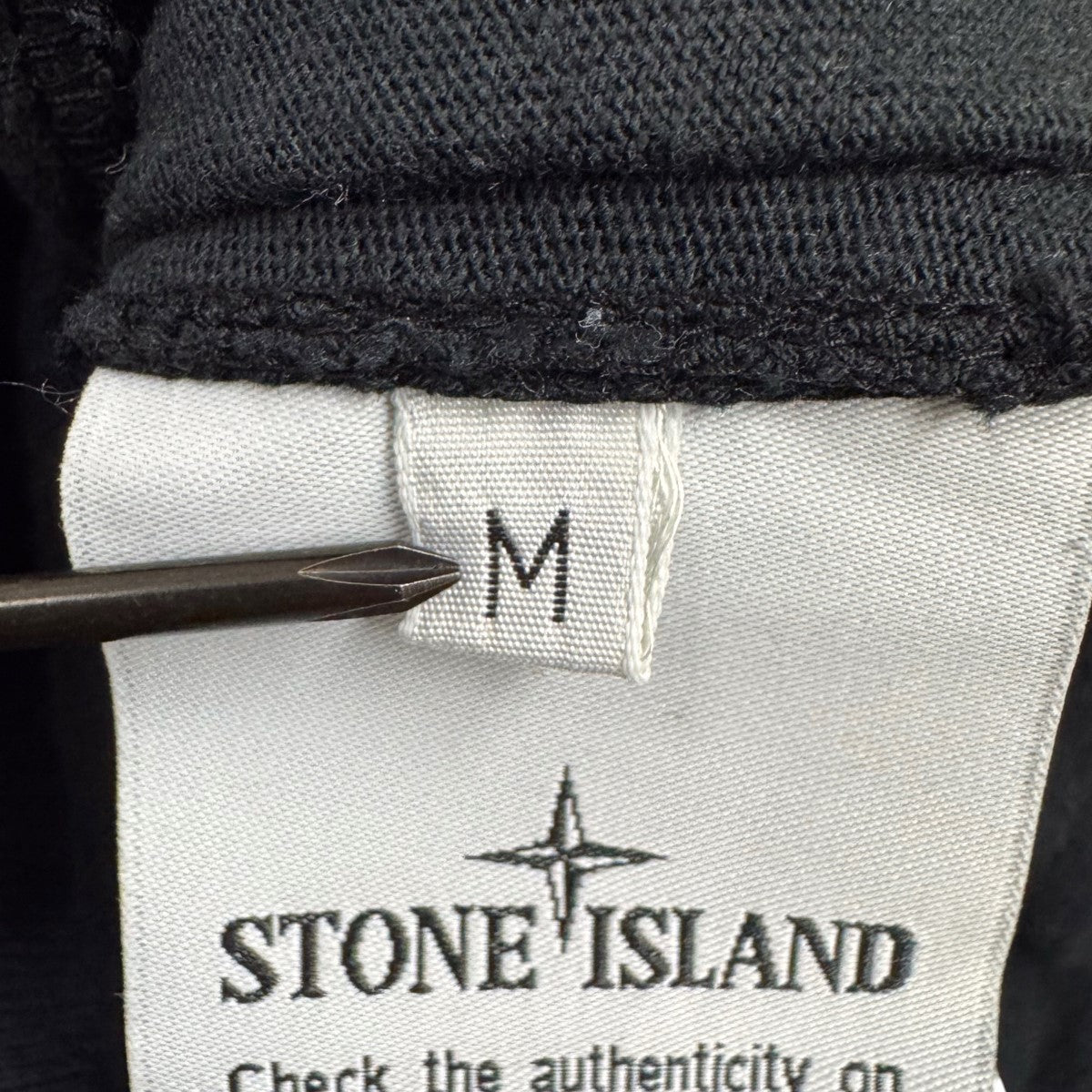 ストーンアイランドのパッチ付きフーディです。 STONE ISLAND 古着・中古 トップス アイテム