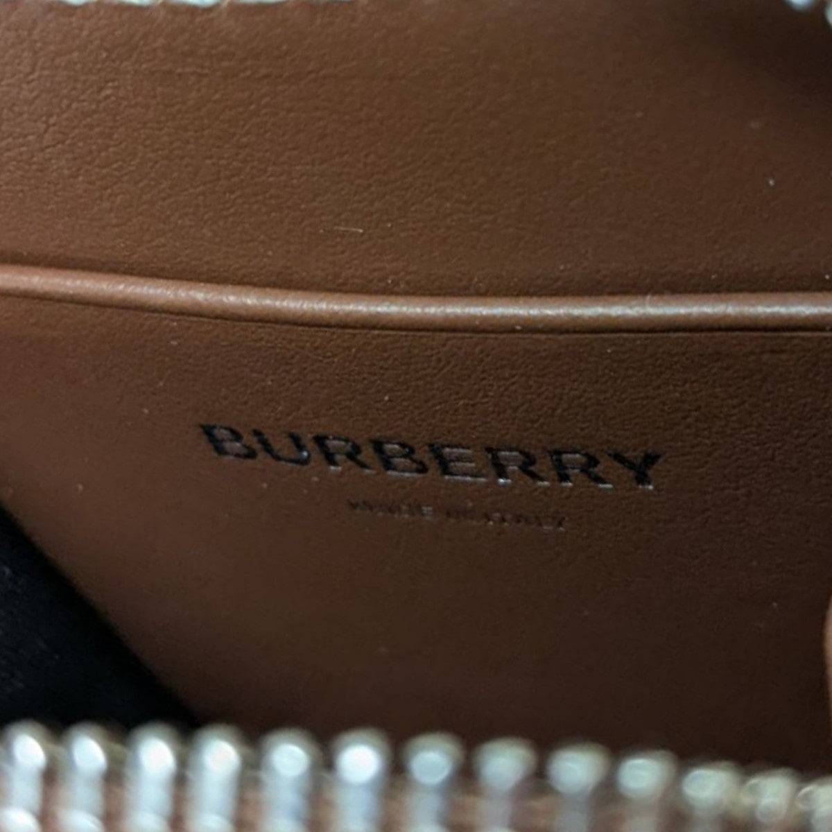 【大人気】BURBERRY フォースフリー ネックウォレット エンボスチェック コンチネンタルウォレット (ブラック
