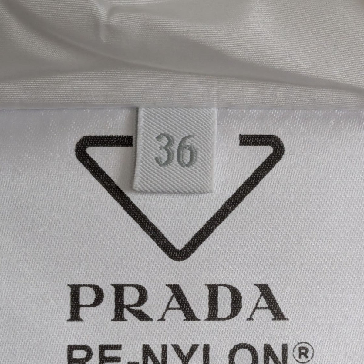 タグ付新品PRADAオーバーサイズ ライトRe-Nylonパデッドジャケット36 PRADA(プラダ) ライトRe Nylonパデッドジャケット 291968 ホワイト