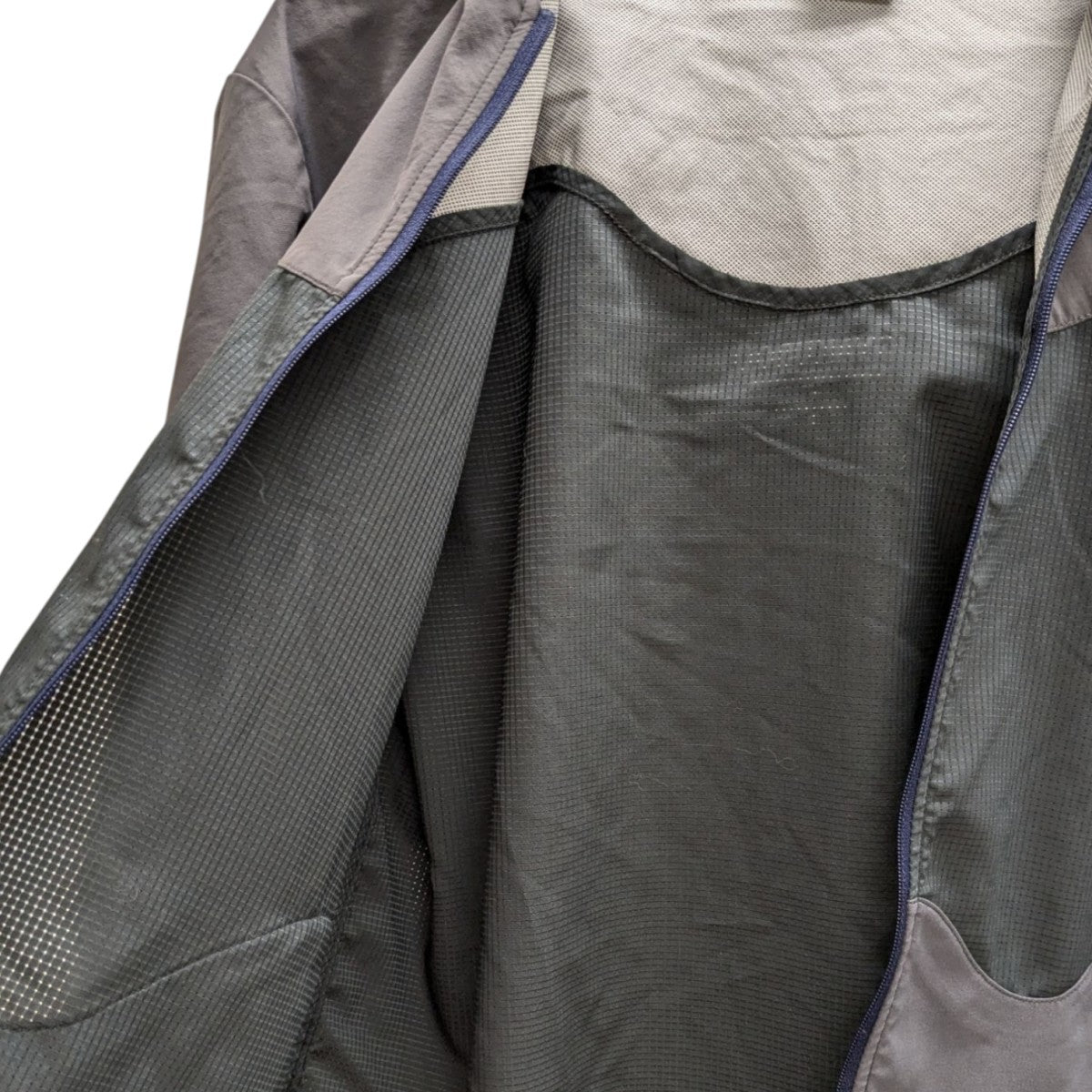 UNDERCOVER - GYAKUSOU ギャクソウ ナイロンジャケット ボルドー×グレー NIKELAB GYAKUSOUから、革新的なフーデッドジャケットが到着