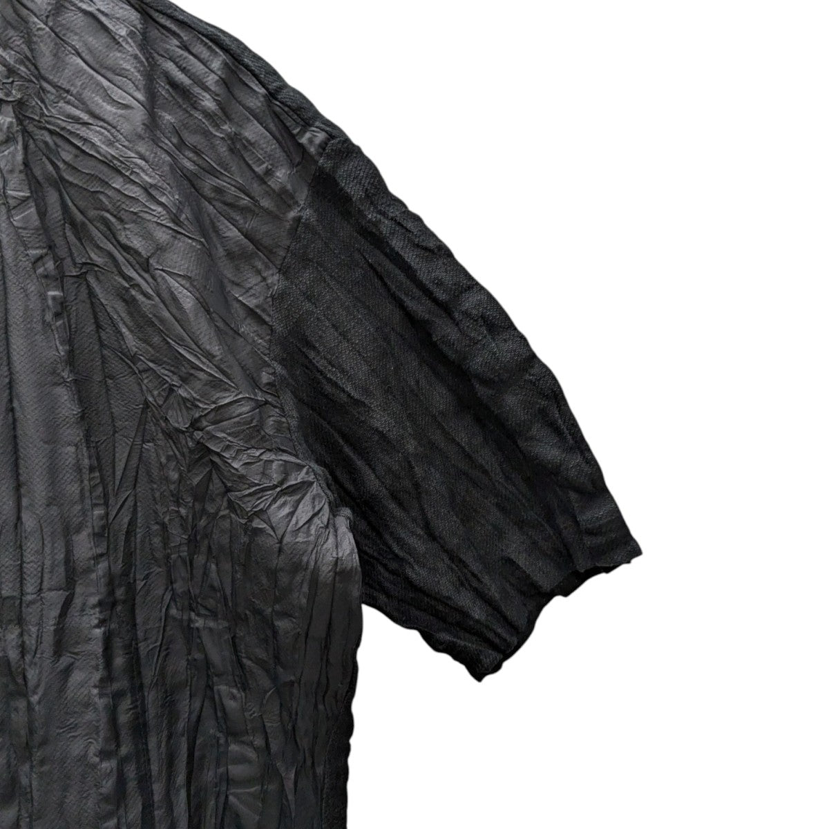 me by ISSEY MIYAKE シワ加工　カットソー　半袖シャツ ISSEY MIYAKE MEN(イッセイミヤケ) シワ加工半袖TシャツME58