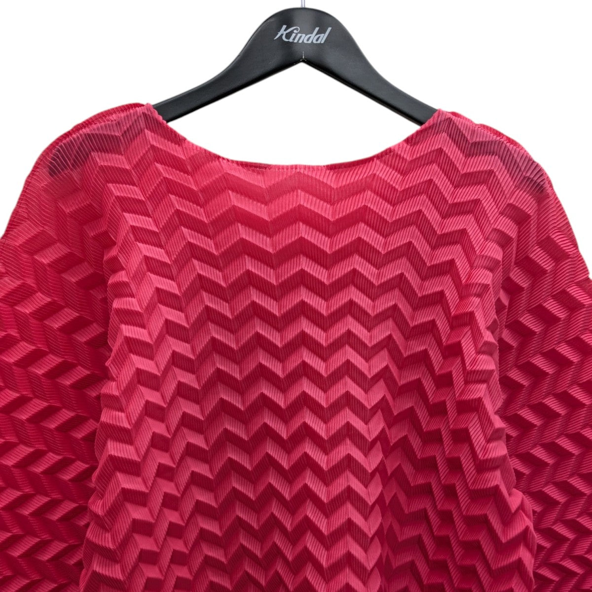 me ISSEY MIYAKE 変形ノースリーブカットソーピンクプリーツ FINE KNIT PLEATS COLOR 1 – isseymiyake.com