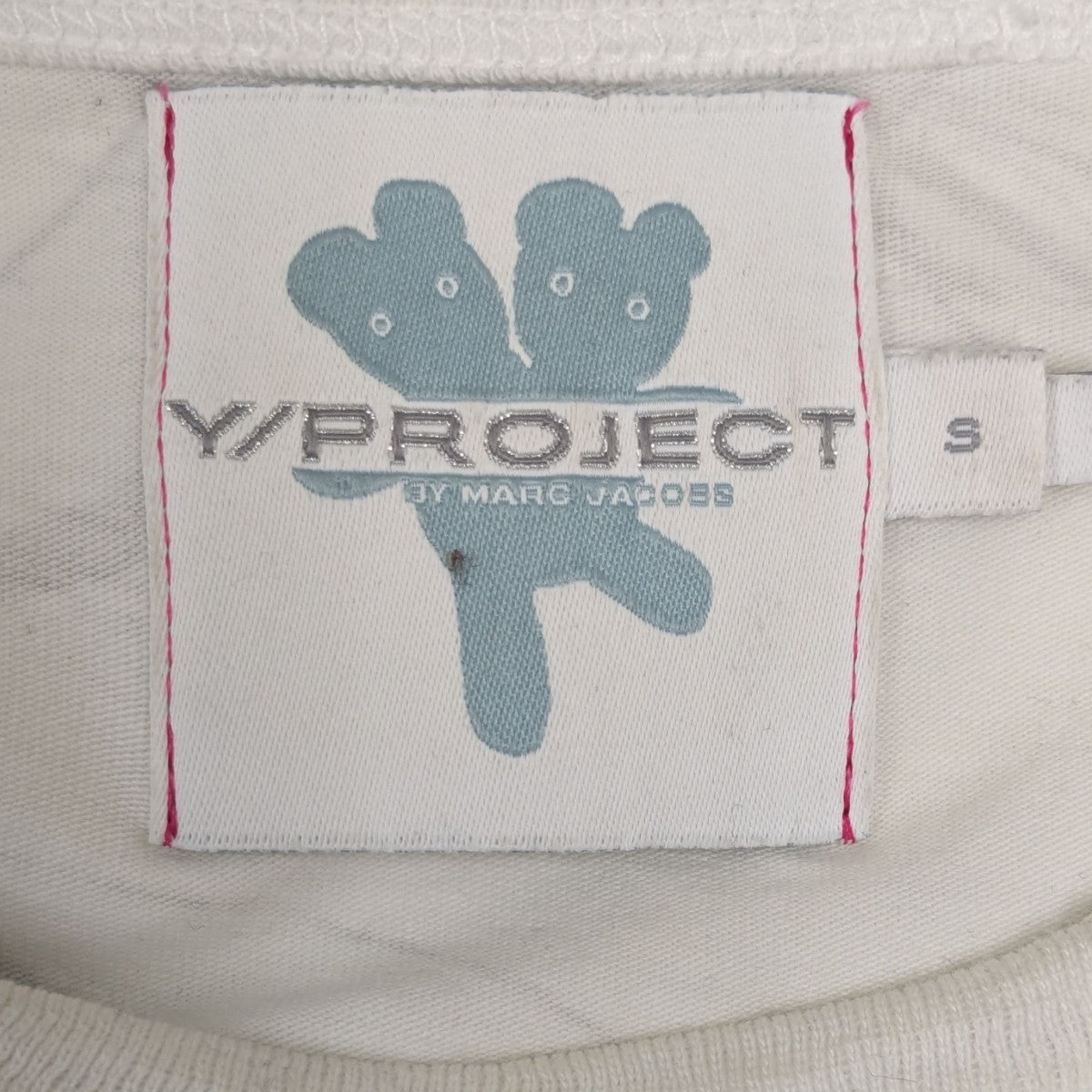 ワイプロジェクト×マークバイマークジェイコブス Y． PROJECT×Marc by Marc Jacobs ショート丈プリントカットソー ホワイト Y． PROJECT×Marc by Marc Jacobs ショート丈プリントカットソー