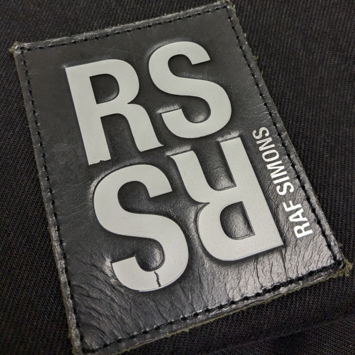 【美品】RAF SIMONS ロゴワッペン付きデニムTシャツ 美品】RAF SIMONS ロゴワッペン付きデニムTシャツ