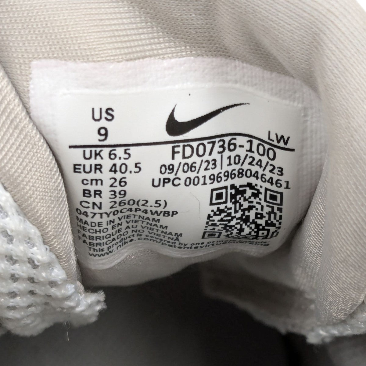 NIKE(ナイキ) WMNS V2K RUN summit white metallic silver