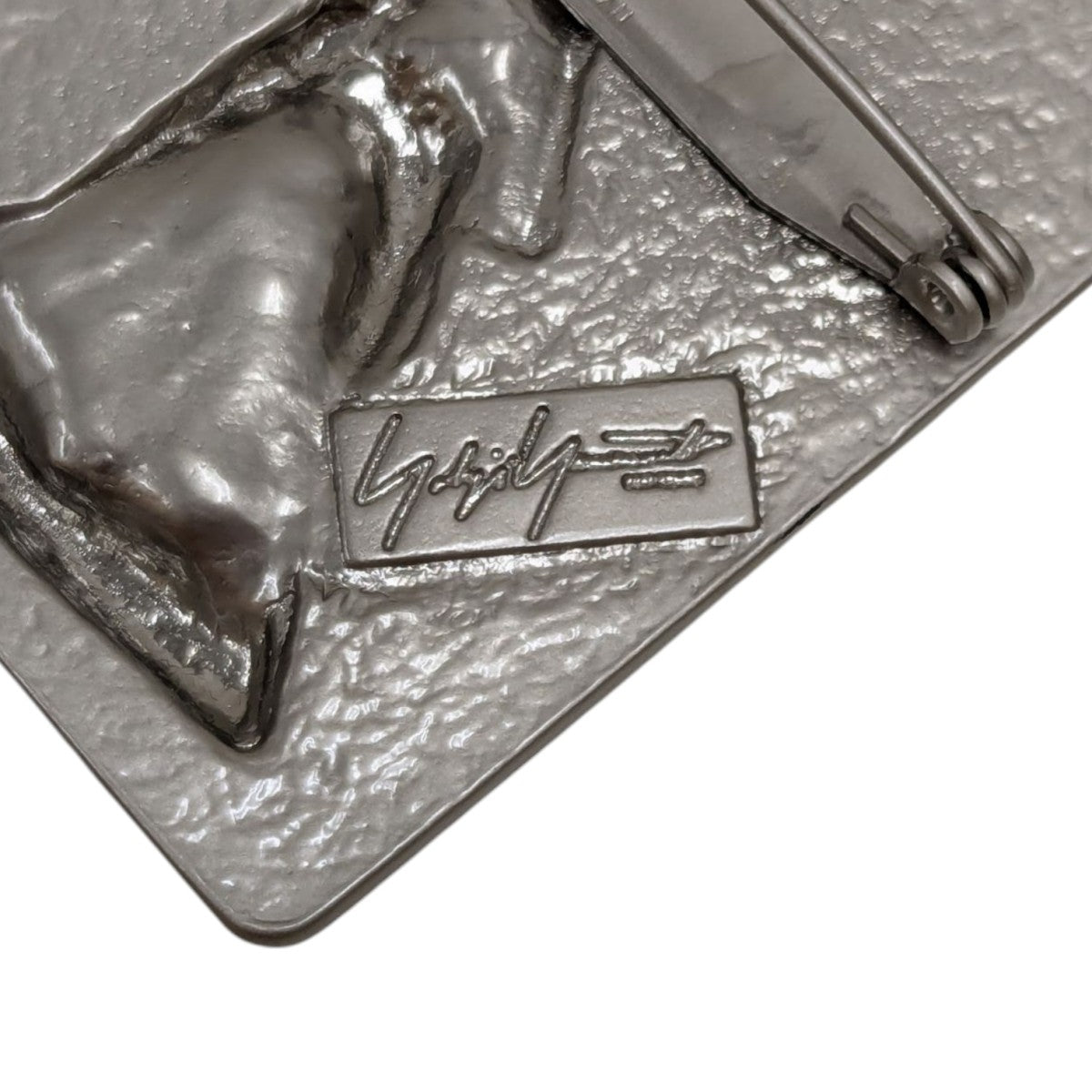 YOHJI YAMAMOTO(ヨウジヤマモト) ブローチ シルバー｜【公式】カインド