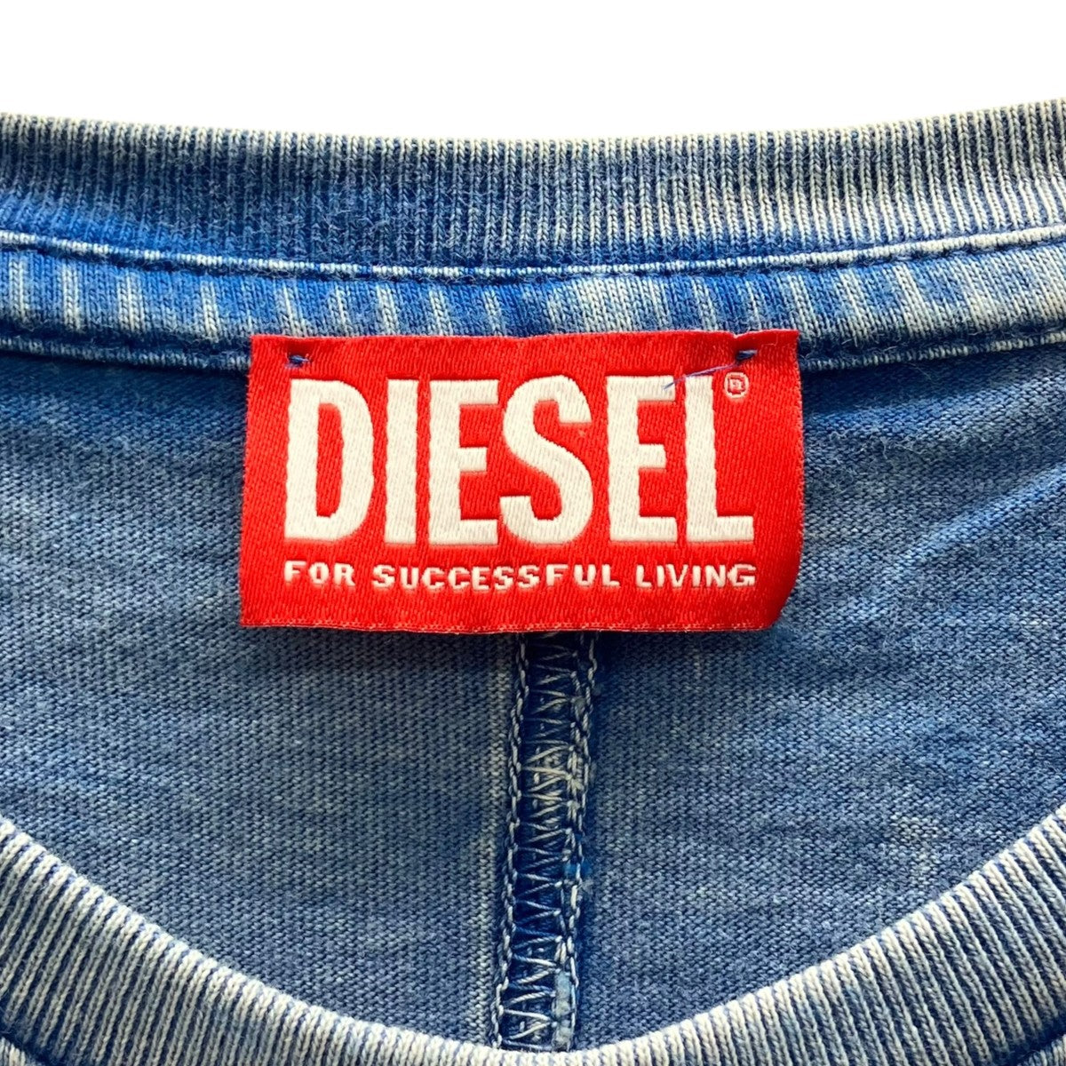 胸元刺繍Tシャツ