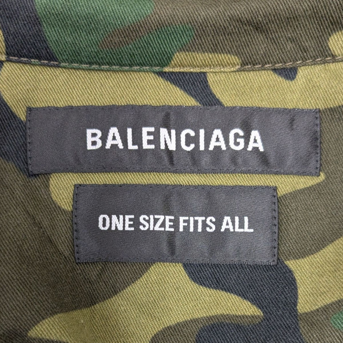 BALENCIAGA 迷彩柄 長袖シャツ BALENCIAGA(バレンシアガ) オーバーサイズ ロゴ カモフラ柄 ボタン