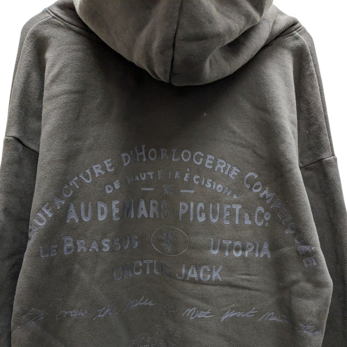 プルオーバーパーカー