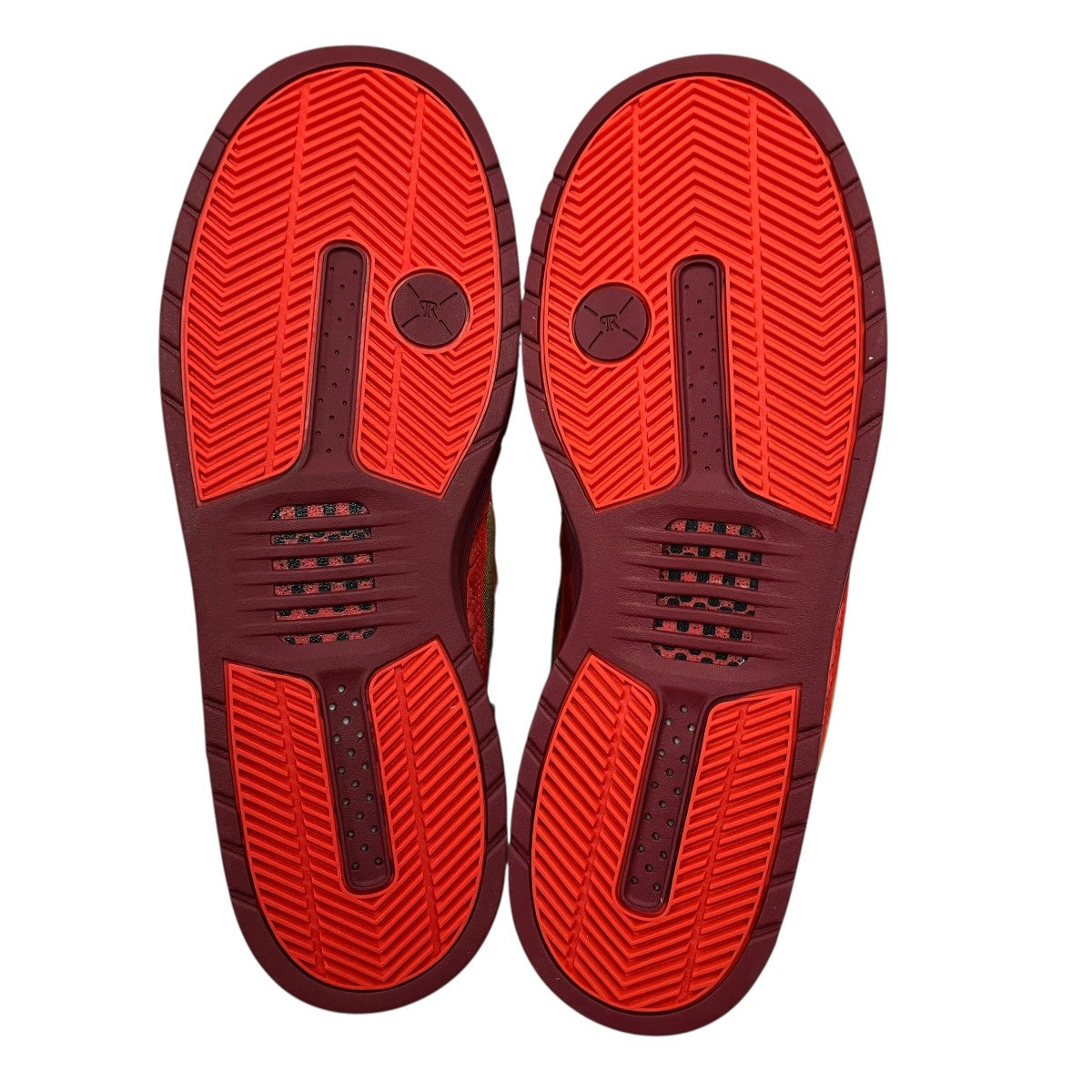 Habanero Red and Team Red ローカットスニーカー