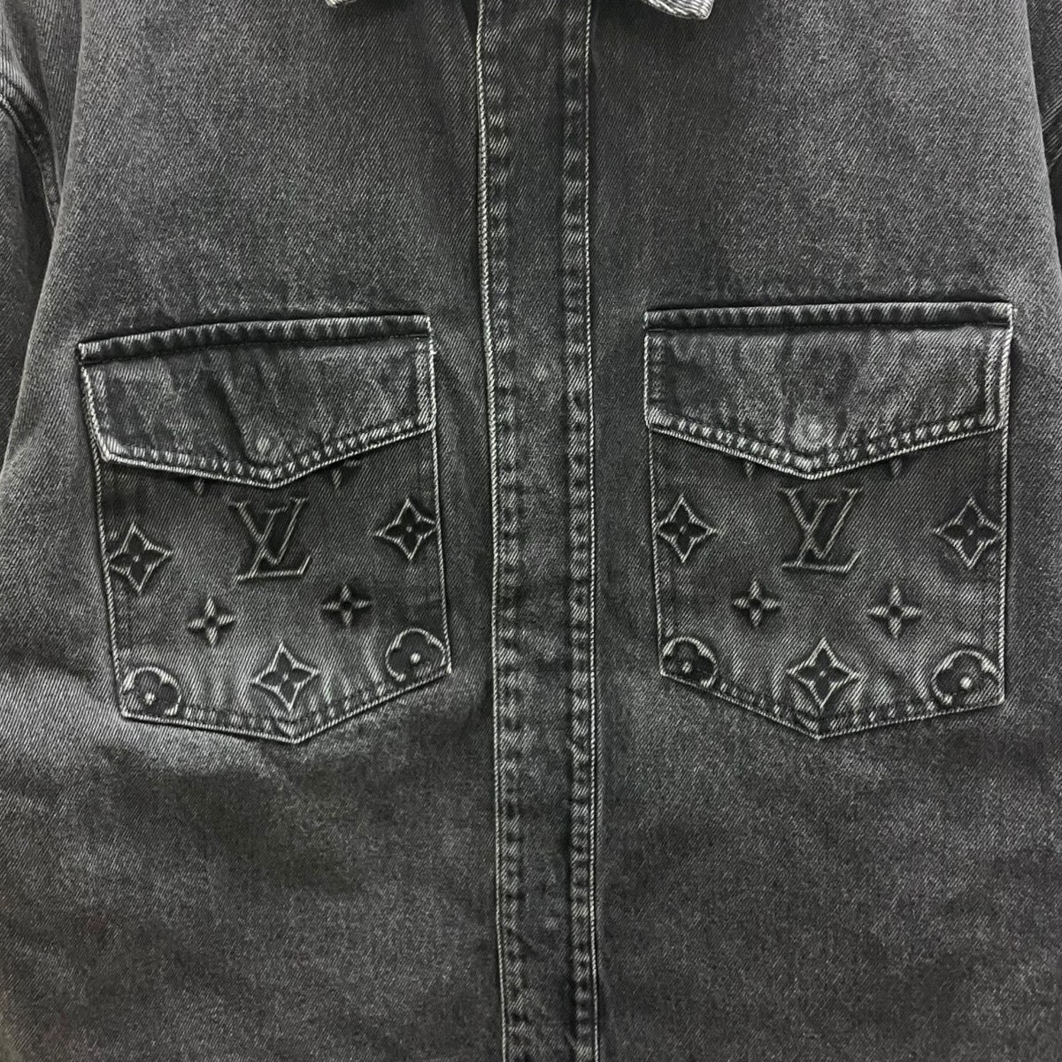 LOUIS VUITTON Monogram Emboss Oversized Denim Jacket シャツジャケット 古着・中古-3枚目のアイテム画像