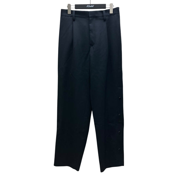 UJOH ボタン付きスリットパンツ 黒 UJOH(ウジョー) スリットパンツ M743-P51-103 グレー×ネイビー サイズ