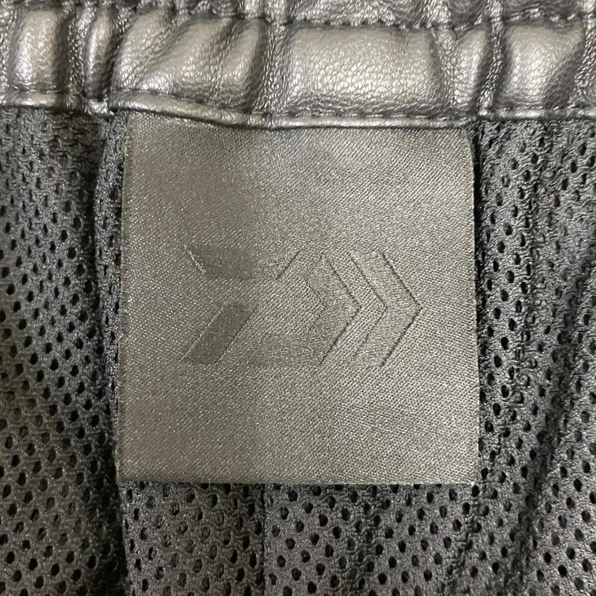 TECH SYNTHETIC SKIN WINDBREAKER PANTS フェイクレザーパンツ
