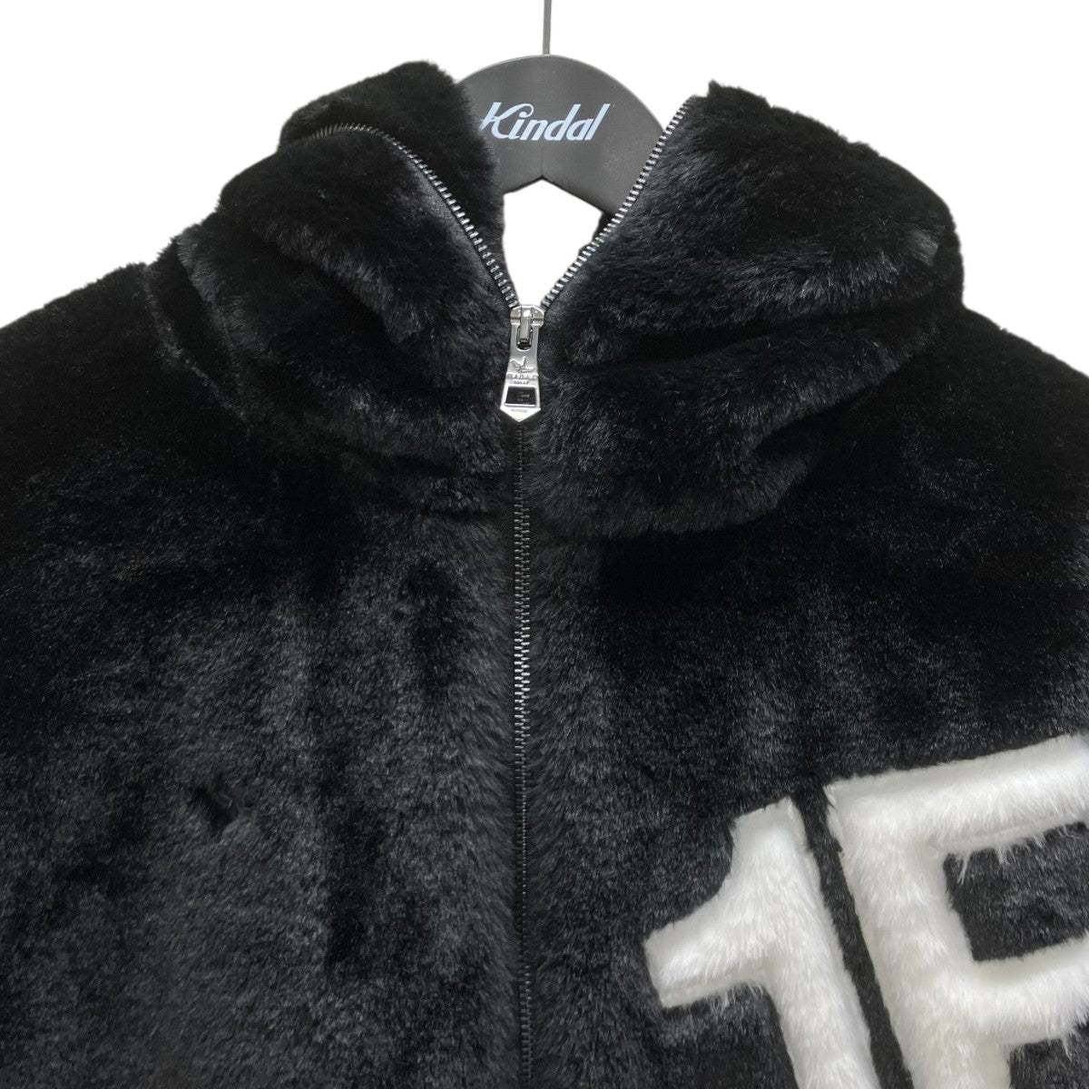 1piu1uguale3 relax フェイクファーロゴパーカー 古着・中古-2枚目のアイテム画像
