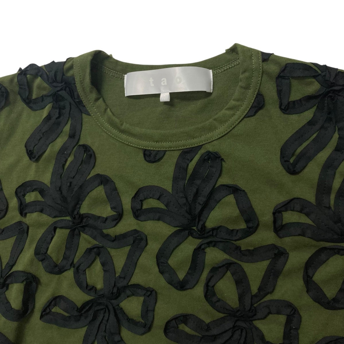 タオコムデギャルソン TAO COMME des GARCONS 25SS 綿天竺刺繍Tシャツ 花柄Ｔシャツ TO T018 オリーブ サイズ：M TAO COMME des GARCONS(タオコムデギャルソン) 25SS綿天竺刺繍T