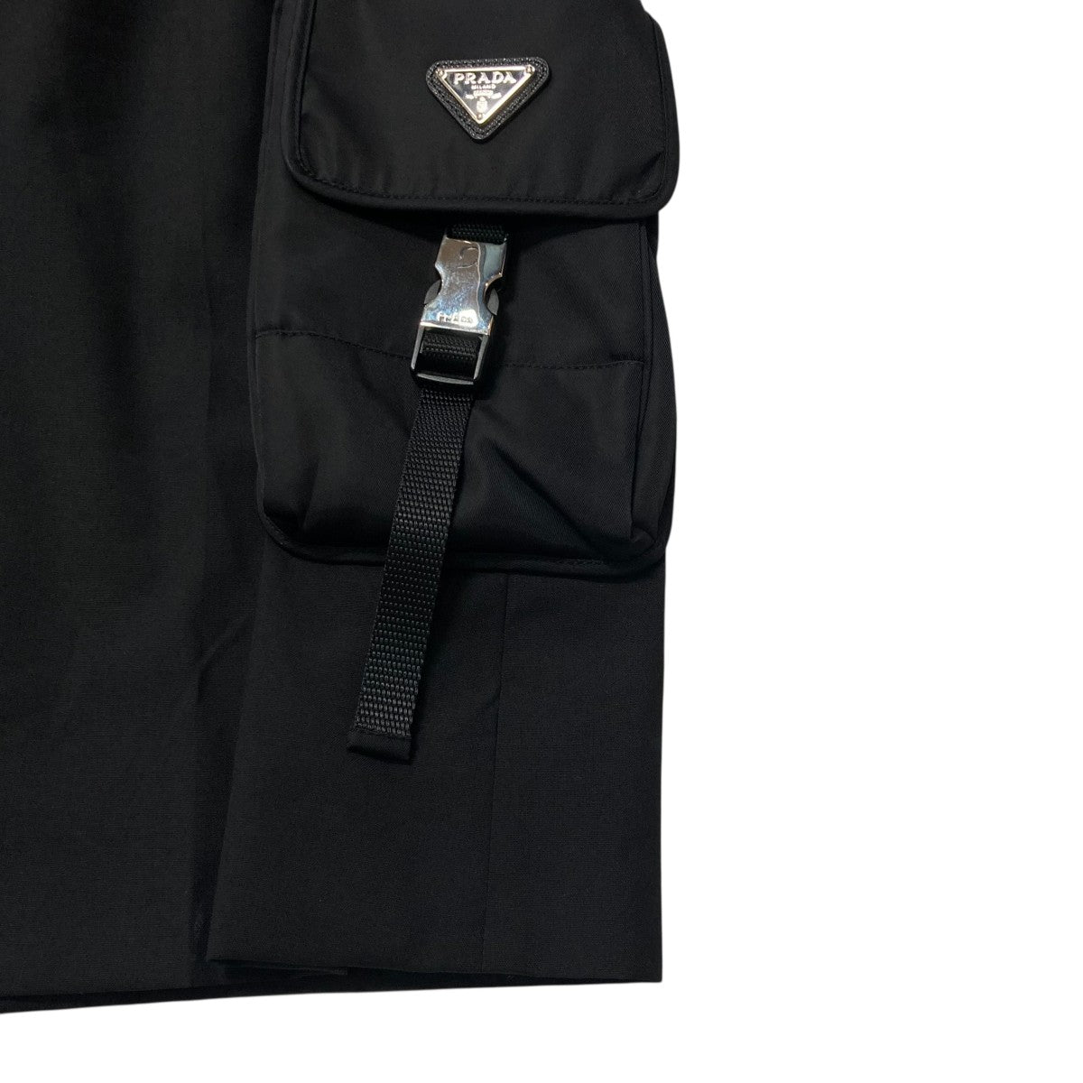 PRADA ブラックショートパンツ ウエストゴム ポケット付き PRADA (プラダ) ナイロン ワンポイントロゴ バミューダショーツ