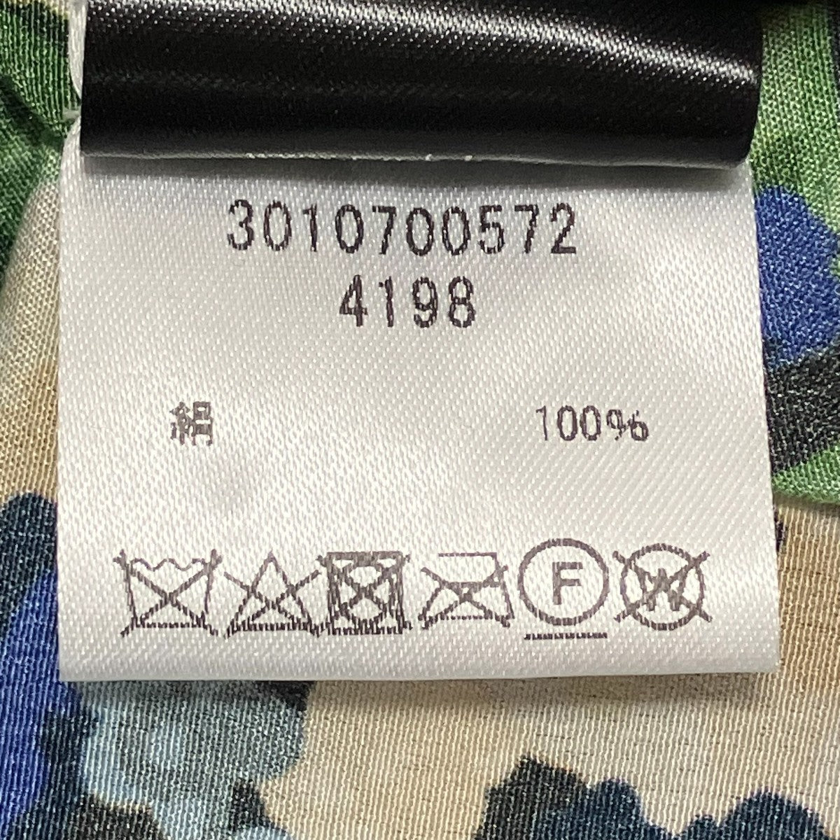 リボンタイ総柄ブラウス
