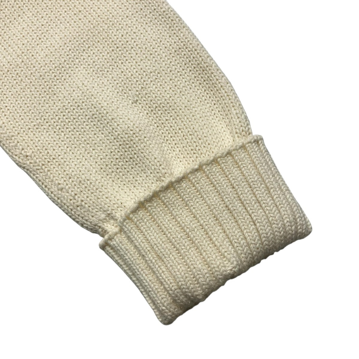 ワンポイント刺繍ニット