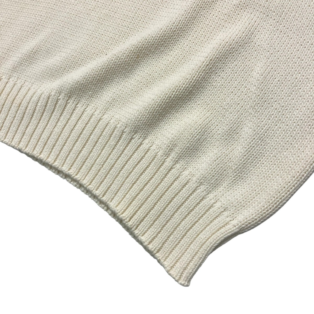 ワンポイント刺繍ニット