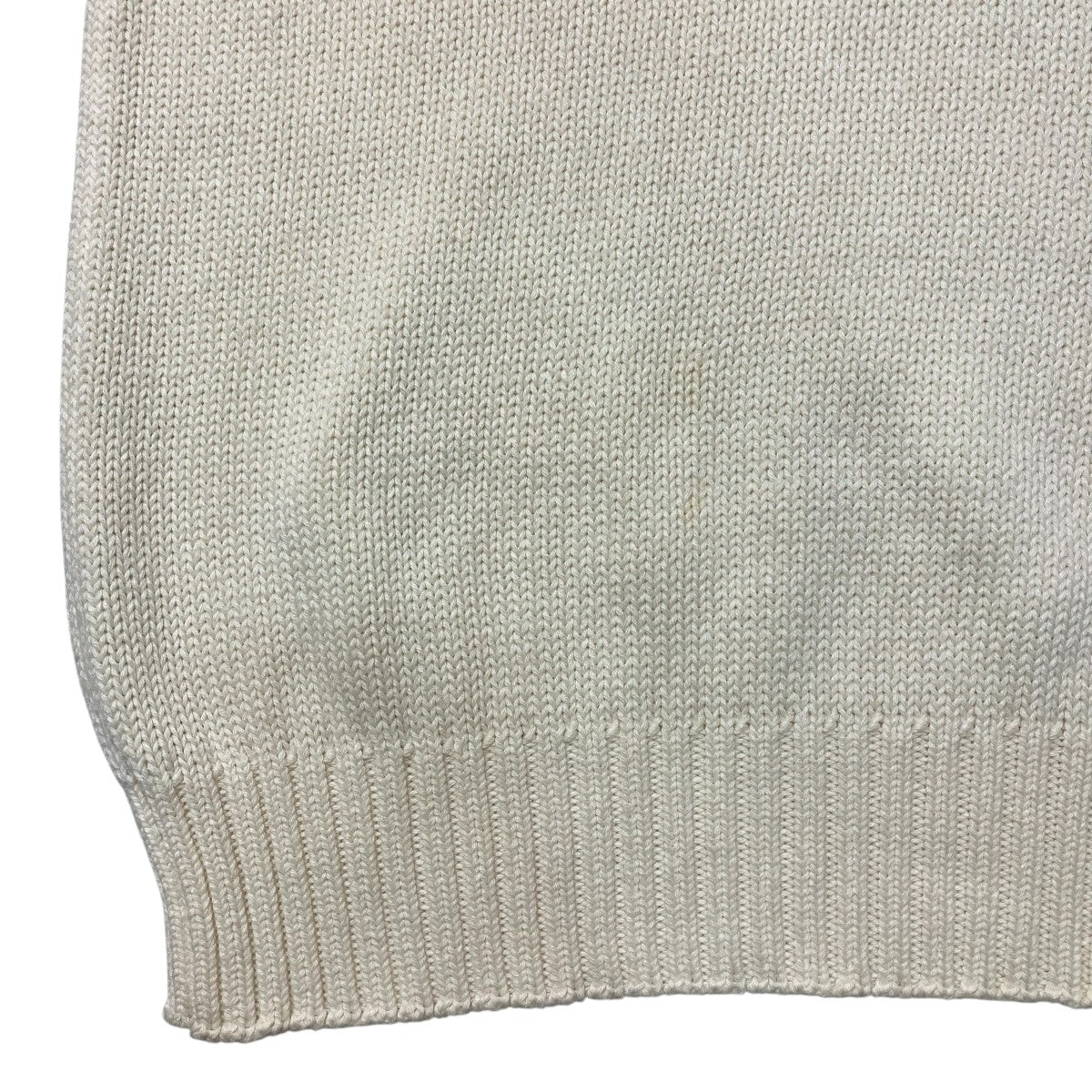 ワンポイント刺繍ニット