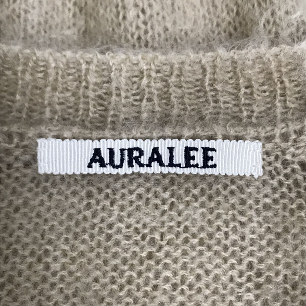 オーラリーのBrushed Super Kid Mohair Knit モヘヤニット A23AP02KMです。 AURALEE トップス 古着・中古アイテム