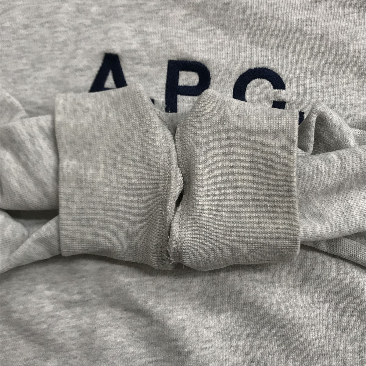 A．P．C．(アーペーセー) ロゴ刺繍スウェット グレー サイズ S｜【公式】カインドオルオンライン ブランド古着・中古通販【kindal】