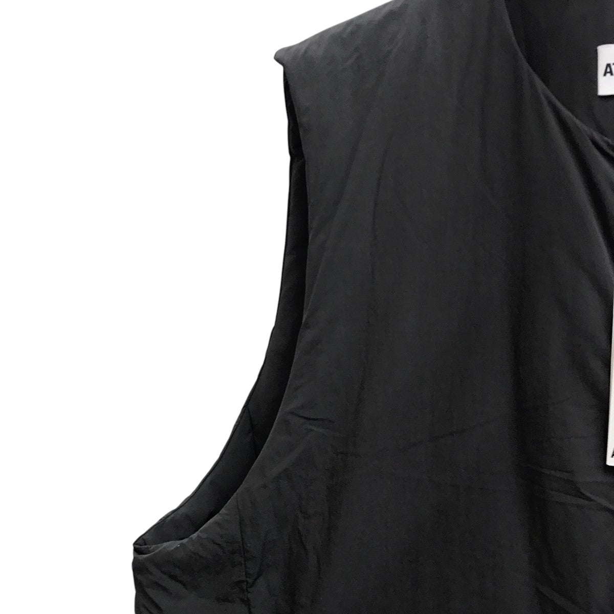 ATTACHMENT(アタッチメント) NY TAFFETA COLLARLESS DOWN VESTダウン