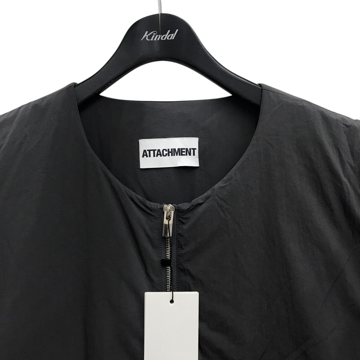 ATTACHMENT(アタッチメント) NY TAFFETA COLLARLESS DOWN VESTダウン