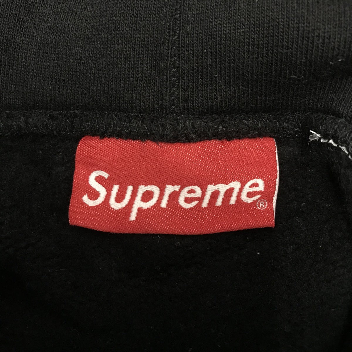 Supreme(シュプリーム) センター袖 ロゴ刺繍パーカー ブラック