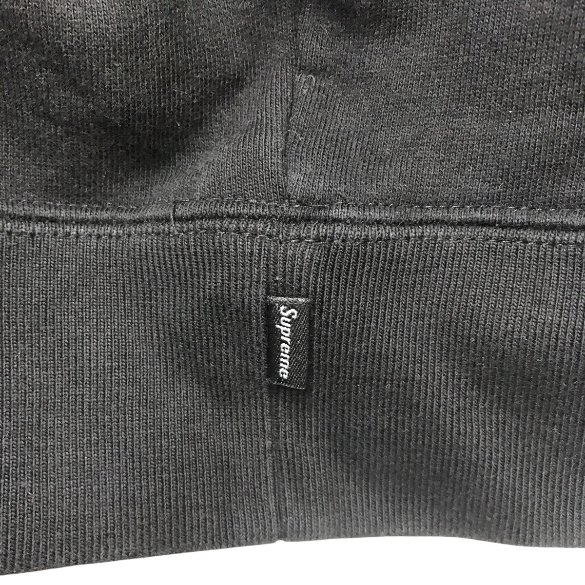 Supreme シュプリーム　刺繍　プルオーバー　パーカー　グレー/ブラック　L Supreme(シュプリーム) センター袖 ロゴ刺繍パーカー ブラック