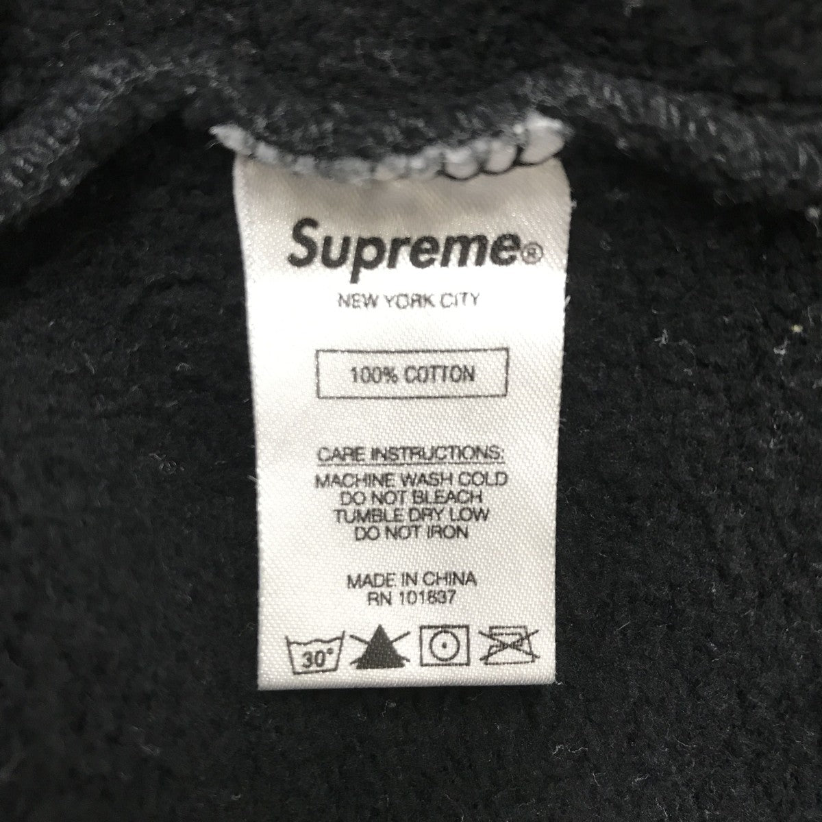 Supreme(シュプリーム) センター袖 ロゴ刺繍パーカー ブラック
