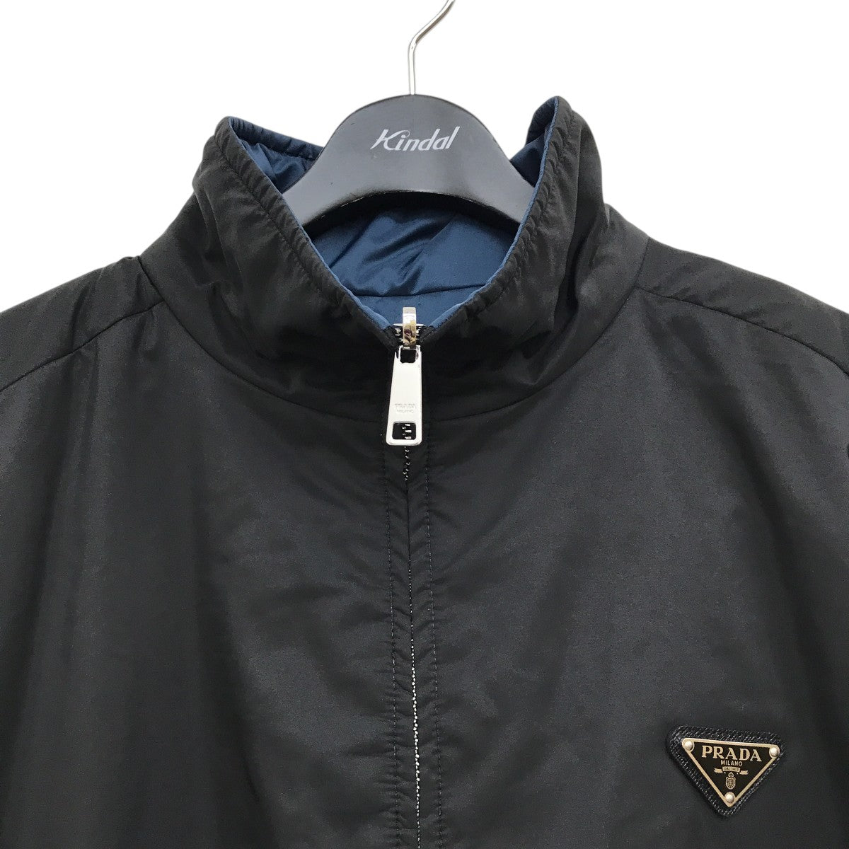 PRADA(プラダ) 23AWトライアングルロゴプレート付き