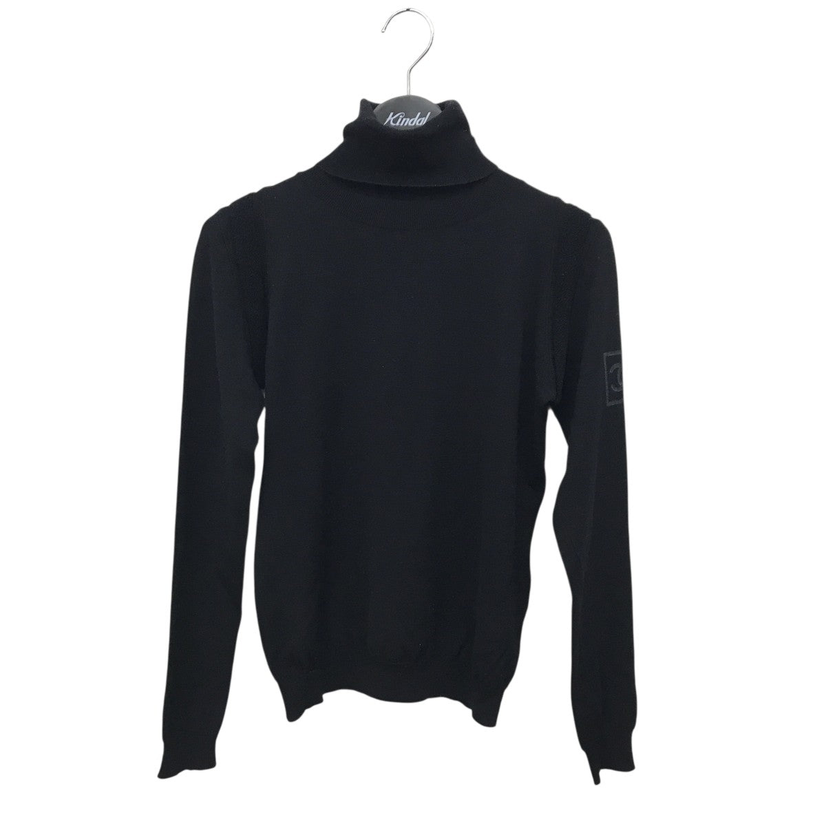 08A 袖ココマークプリントタートルネックニット