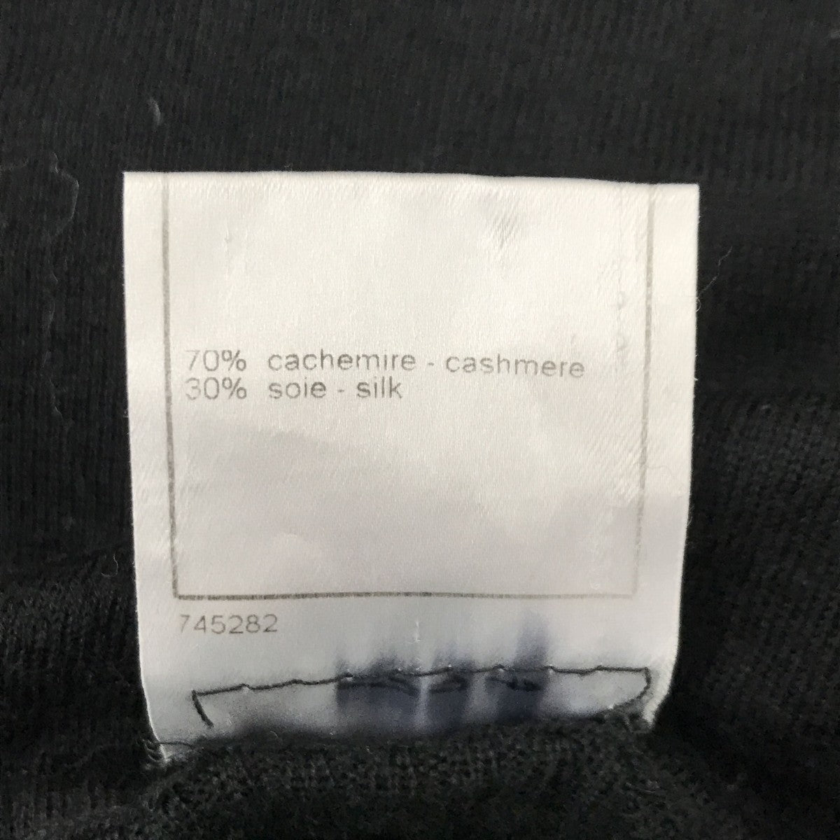 08A 袖ココマークプリントタートルネックニット