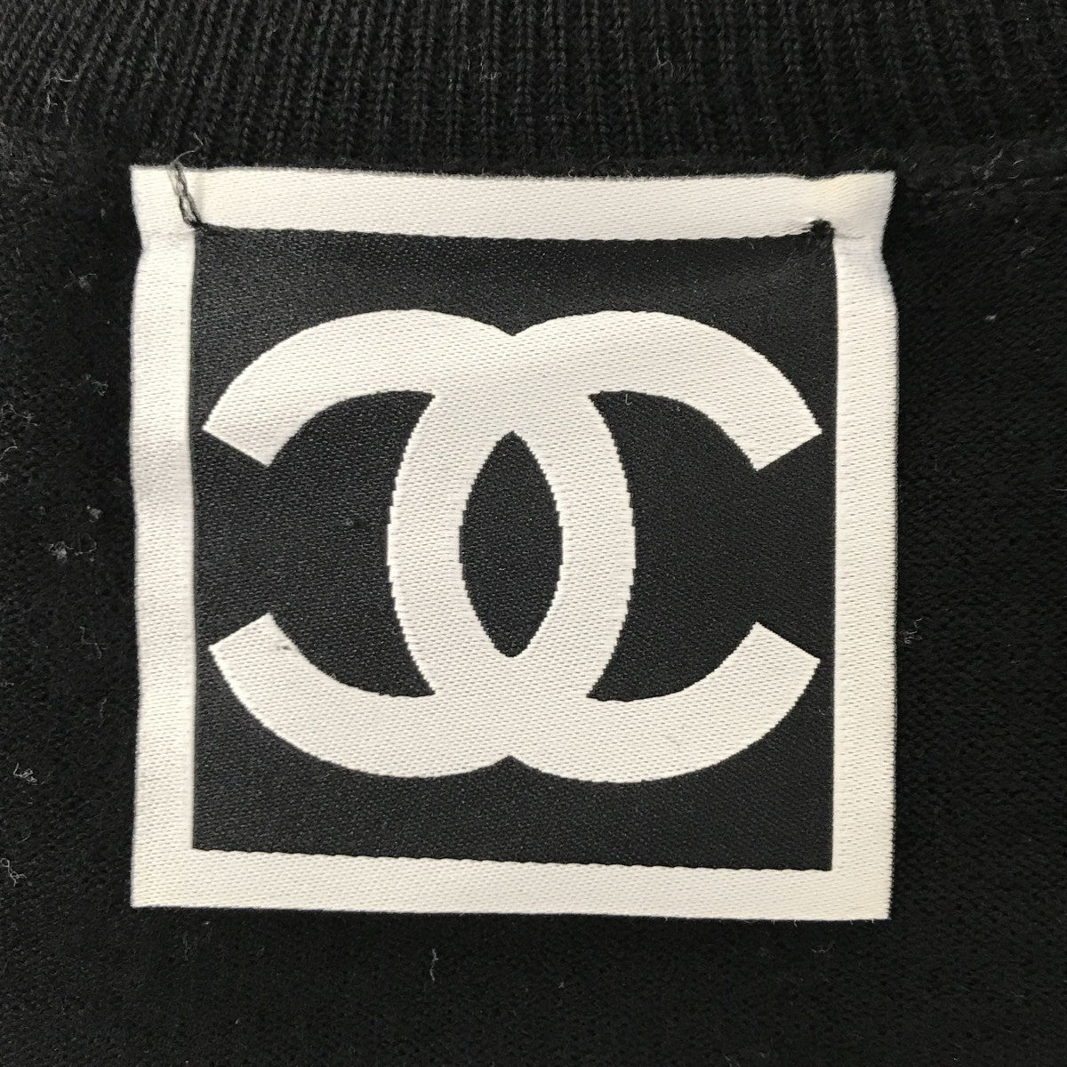 08A 袖ココマークプリントタートルネックニット