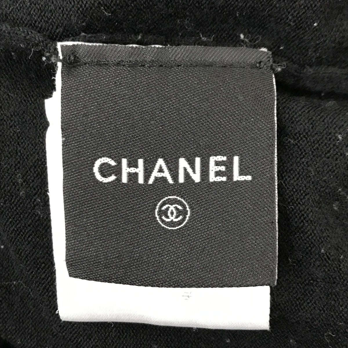 08A 袖ココマークプリントタートルネックニット