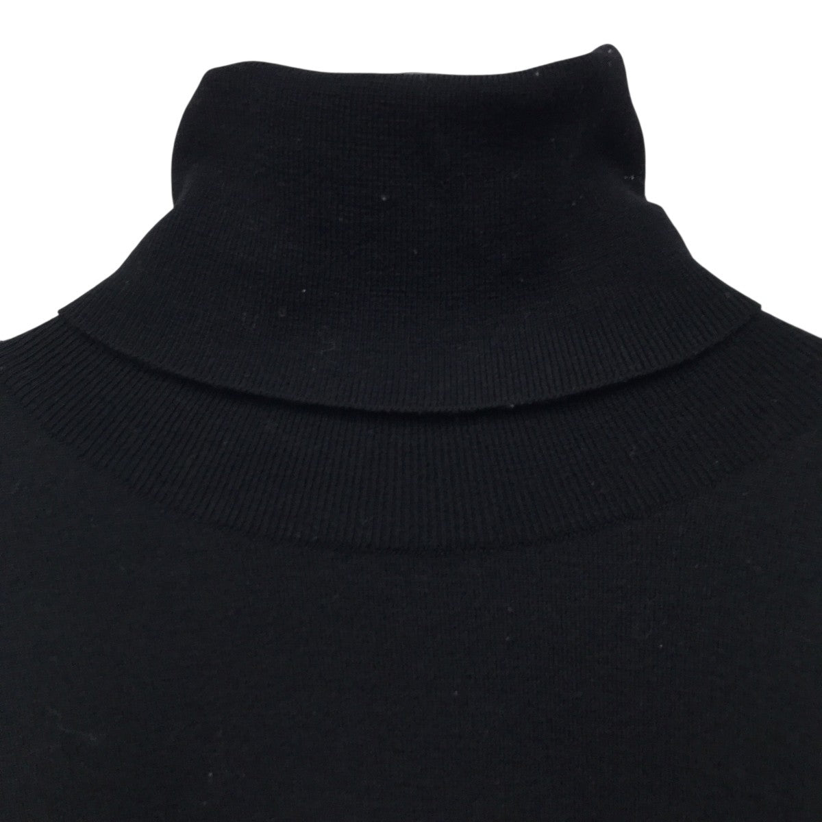 08A 袖ココマークプリントタートルネックニット