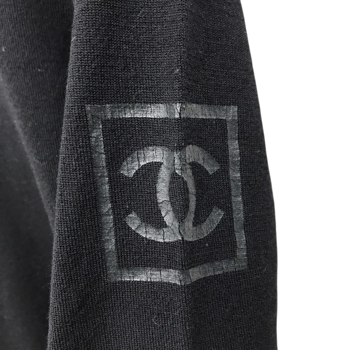 08A 袖ココマークプリントタートルネックニット