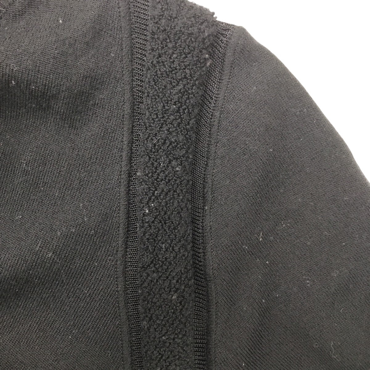 08A 袖ココマークプリントタートルネックニット