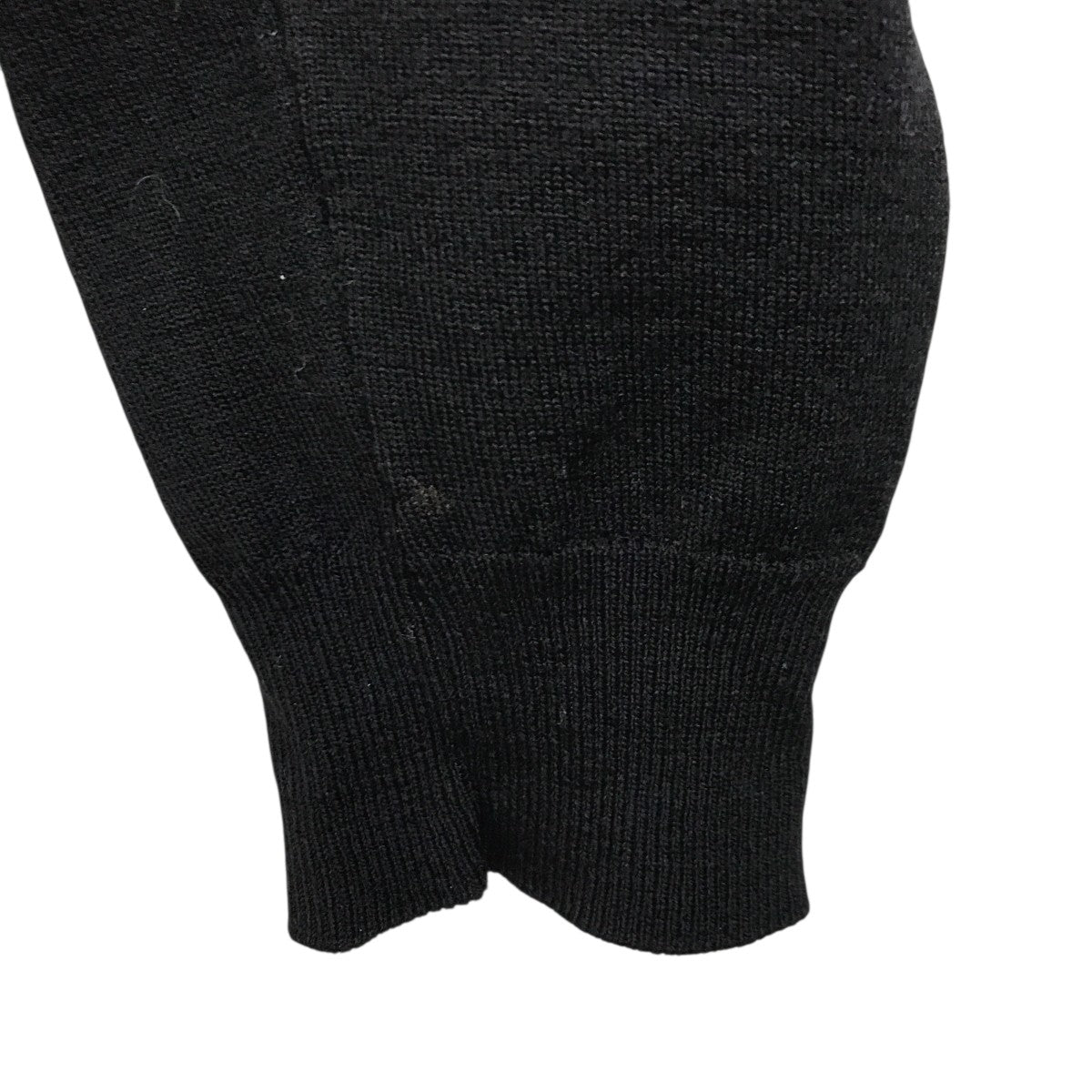 08A 袖ココマークプリントタートルネックニット