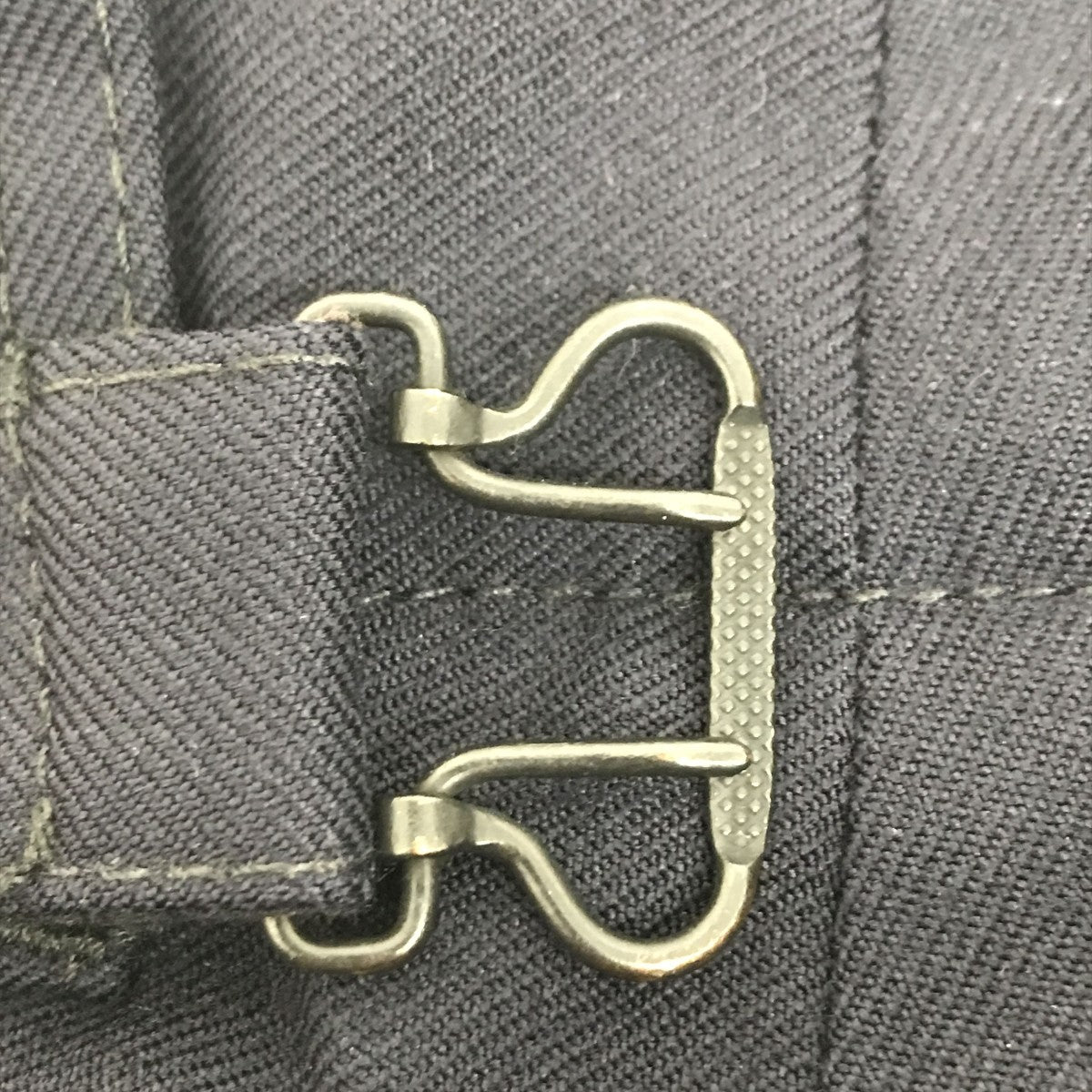 テーパードパンツ