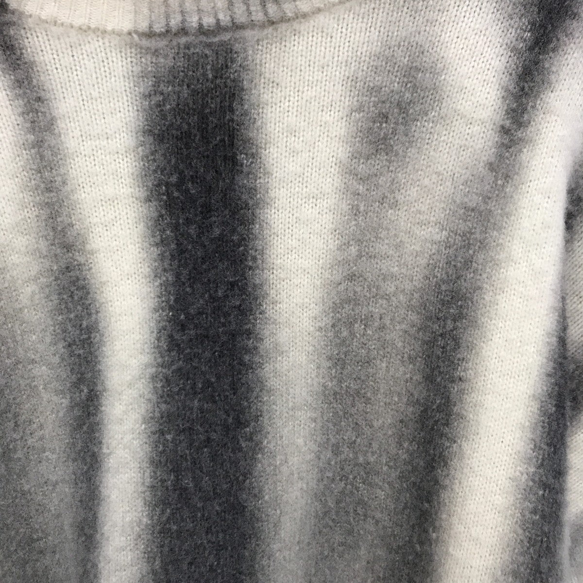 23AWBlurred Logo Sweaterセーター