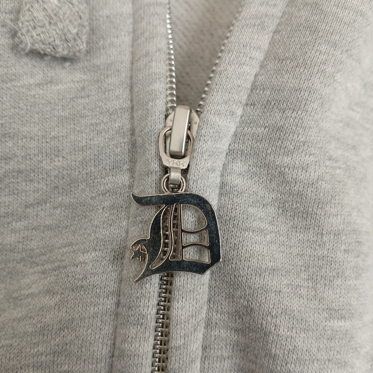 ジップパーカー