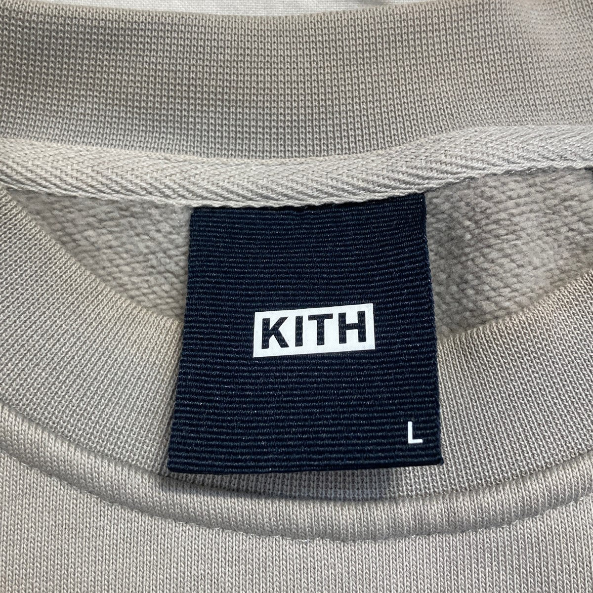 KITH(キス) 23SSCyber Monday Crewneckロゴ刺繍 クルーネックスウェット ベージュ サイズ L｜【公式】カインドオルオンライン  ブランド古着・中古通販【kindal】