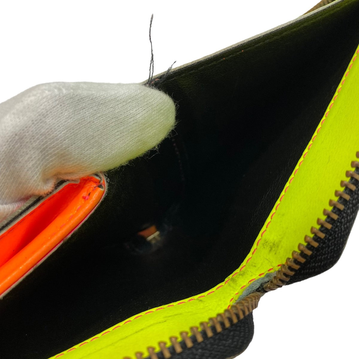 コムデギャルソンのSUPER FLUO LEATHER 二つ折りジップ財布です。 COMME des GARCONS 古着・中古 財布・小物 アイテム